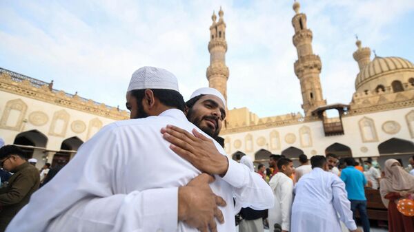 Верующие мусульмане приветствуют друг друга после утренней молитвы по случаю праздника Курбан-Байрам в исторической мечети Азхар в центре Каира, Египет - Sputnik Mundo