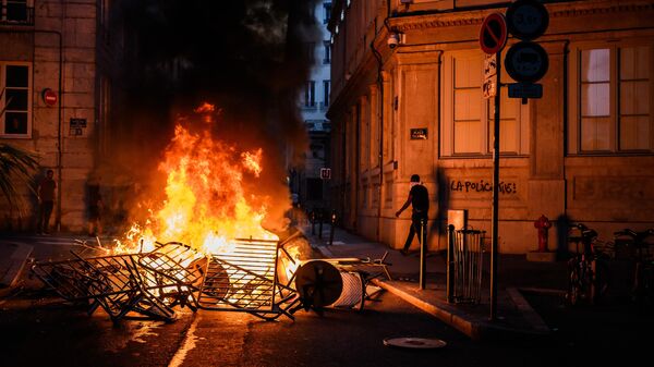 Un incendio durante las protestas en las calles de Lyon, Francia, el 30 de junio de 2023, por el asesinato del joven Nahel - Sputnik Mundo