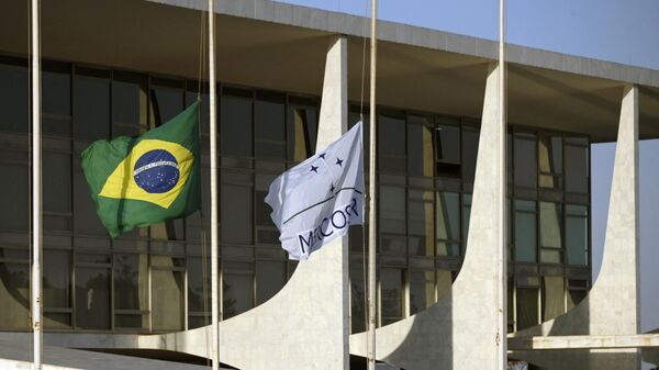 La bandera de Brasil y la del Mercosur - Sputnik Mundo