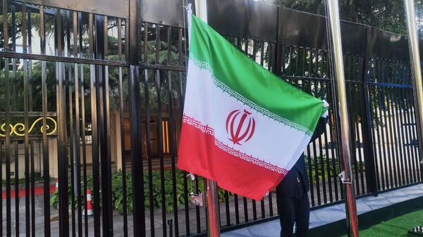La ceremonia de izado de la bandera iraní en la Secretaría de la OCS - Sputnik Mundo