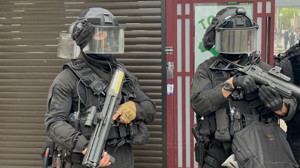 La policía francesa durante los disturbios en el país - Sputnik Mundo