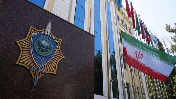 La bandera de Irán cerca de la sede de la Organización de Cooperación de Shanghái - Sputnik Mundo