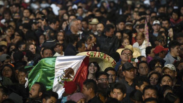 Mexicanos se congregan en el Zócalo de la Ciudad de México en una ceremonia de Independencia en 2018 - Sputnik Mundo