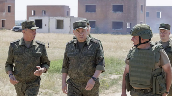Serguéi Shoigú, el ministro de Defensa ruso, durante una inspección de las nuevas unidades en el Distrito Militar Sur, 8 de julio de 2023 - Sputnik Mundo