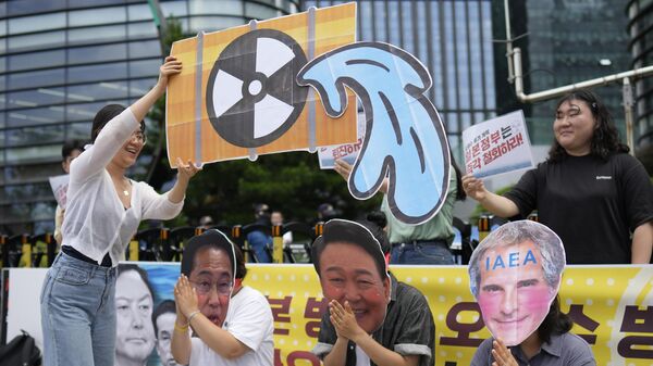 Protestas contra el plan del Gobierno japonés de verter al mar agua radiactiva tratada procedente de la central nuclear de Fukushima - Sputnik Mundo