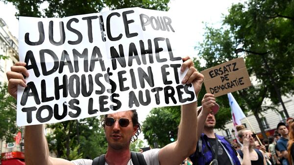 Manifestaciones en Francia pese a la prohibición policial; la gente protesta contra la discriminación racial el 8 de julio de 2023 - Sputnik Mundo