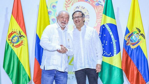 El presidente de Brasil, Lula da Silva, y el mandatario de Colombia, Gustavo Petro, durante una reunión el 8 de julio de 2023 - Sputnik Mundo