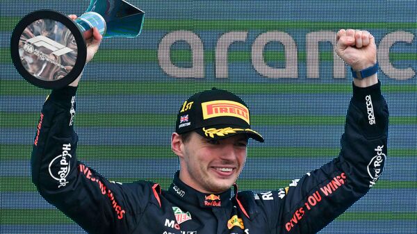 El piloto holandés Max Verstappen, de Red Bull Racing, celebra en el podio tras ganar el Gran Premio del Reino Unido de Fórmula 1, el 9 de julio de 2023 - Sputnik Mundo