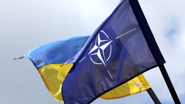 Banderas de la OTAN y de Ucrania - Sputnik Mundo