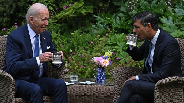 El primer ministro del Reino Unido, Rishi Sunak, y el presidente de Estados Unidos, Joe Biden - Sputnik Mundo