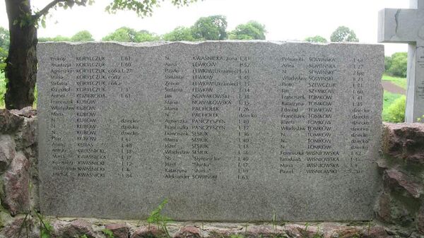 Placa conmemorativa con los nombres de los polacos asesinados en Volinia - Sputnik Mundo