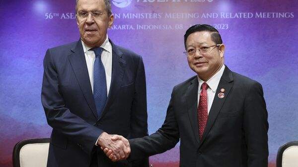 El ministro ruso de Asuntos Exteriores, Serguéi Lavrov y el secretario general de la ASEAN, Kao Kim Hourn - Sputnik Mundo