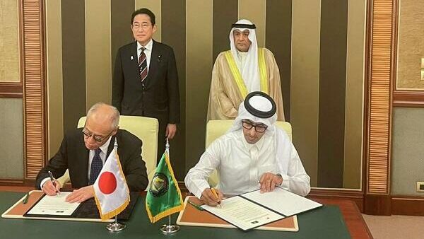 Fumio Kishida, primer ministro de Japón, y Jassim Muhammad Al-Budaiwi, secretario general del Consejo de Cooperación de Estados Árabes del Golfo - Sputnik Mundo
