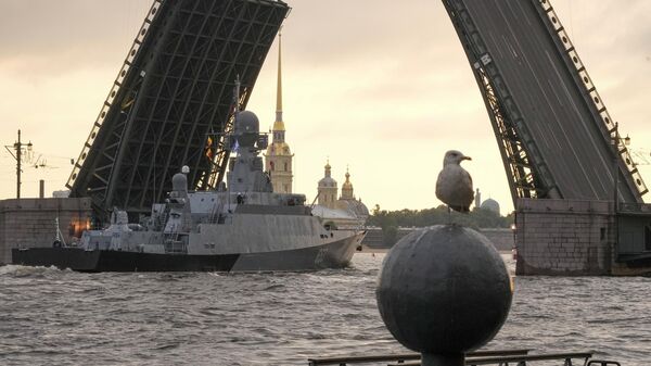 Un buque de guerra pasa bajo el Puente del Palacio durante un ensayo para el desfile del Día de la Armada en San Petersburgo, Rusia. - Sputnik Mundo
