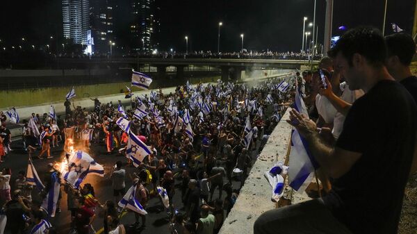 Israelíes bloquean la autopista Ayalon para protestar contra los planes del gobierno del Primer Ministro Benjamin Netanyahu de reformar el sistema judicial. - Sputnik Mundo