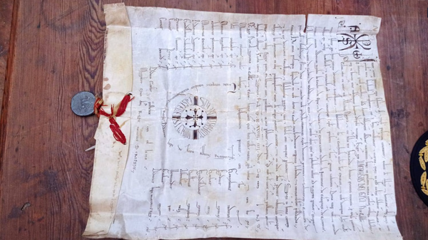 Documento del siglo XII recuperado por la Policía Nacional y devuelto al Archivo de la catedral de Cuenca de donde fue sustraído en los años 80. - Sputnik Mundo