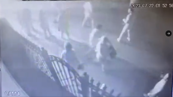 La fiscalía de Sonora exhibió imágenes de personas huyendo del bar luego de que un sujeto le prendió fuego.   - Sputnik Mundo