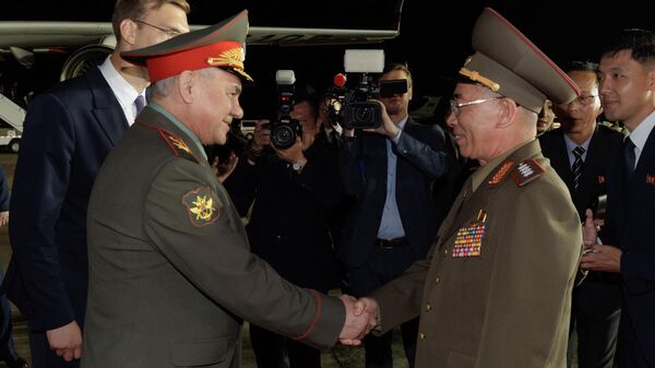 El ministro de Defensa de Rusia, Serguéi Shoigú, y su homólogo norcoreano, general Kang Sun-nam - Sputnik Mundo