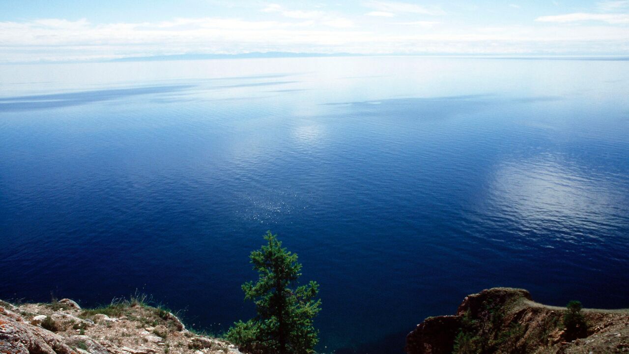 Submarinos rusos encuentran petróleo en el fondo del lago Baikal