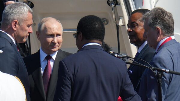 El presidente de Rusia, Vladímir Putin, conversa con los jefes de los países participantes en el Foro Rusia-África durante el desfile naval principal con motivo del Día de la Armada rusa - Sputnik Mundo