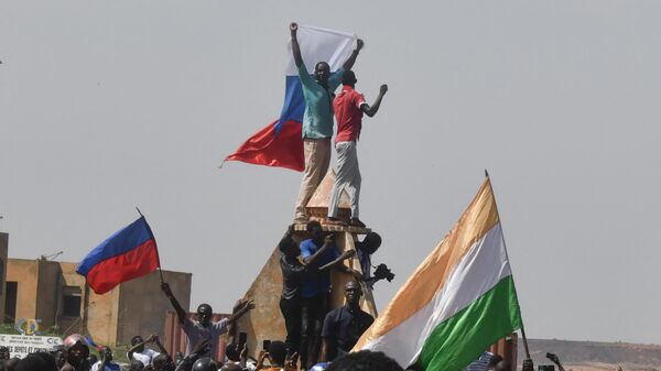 Протестующие с российскими флагами в Нигере - Sputnik Mundo