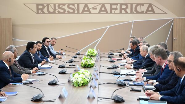 El presidente ruso, Vladímir Putin, y el presidente del Consejo Presidencial de Libia, Mohammed Menfi, se reúnen al margen de la II Cumbre Rusia-África, el 28 de julio de 2023 - Sputnik Mundo
