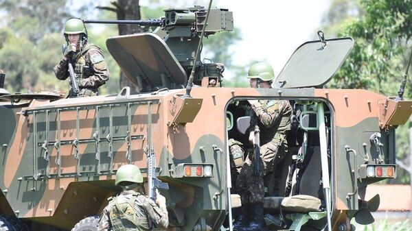 Soldados del Ejército Brasileño en un vehículo blindado Guaraní durante un ejercicio - Sputnik Mundo