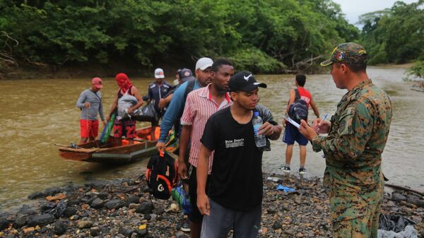Migrantes cruzando la selva de Darién, Panamá - Sputnik Mundo