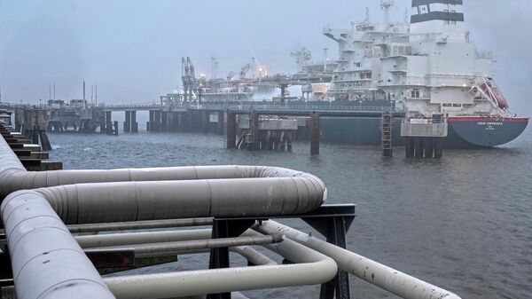 La nave Hoegh Esperanza de la unidad de almacenamiento y regasificación flotante está anclada durante la ceremonia de apertura de la terminal de gas natural licuado Uniper en Jade Bight en Wilhelmshaven - Sputnik Mundo