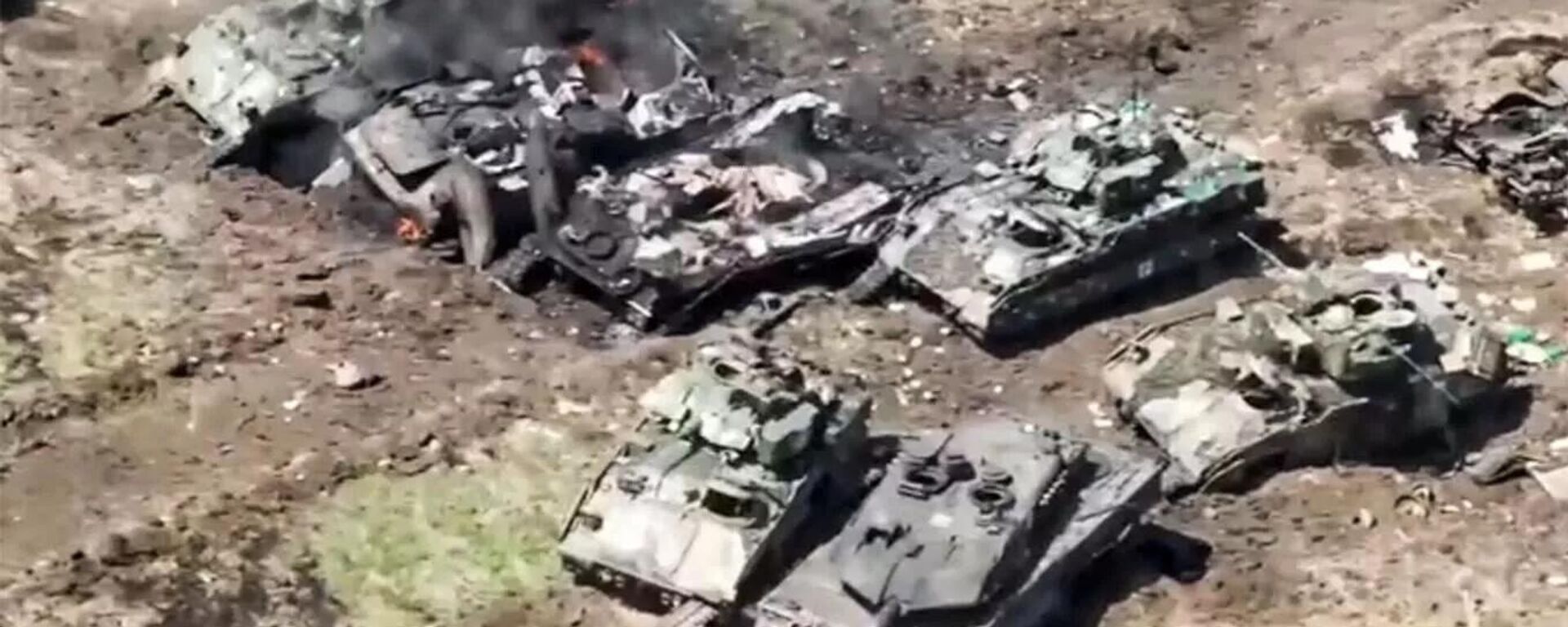 Un tanque Leopard 2 y un vehículo de combate Bradley entre numerosos vehículos ucranianos destruidos - Sputnik Mundo, 1920, 30.08.2023