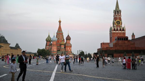 Gente paseando por la Plaza Roja de Moscú, Rusia, el pasado martes 1 de agosto del 2023 - Sputnik Mundo