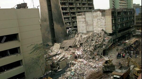 La vista de la Embajada de Estados Unidos, a la izquierda, y otros edificios dañados en el centro de Nairobi, Kenia, el 8 de agosto de 1998, al día siguiente de los atentados terroristas en Kenia y Dar es Salaam, Tanzania (foto de archivo) - Sputnik Mundo