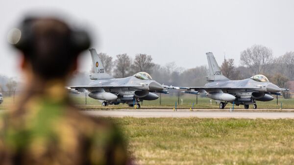Aviones de combate F-16 durante el ejercicio de la Fuerza Aérea internacional de la OTAN Frisian Flag, en la base aérea de Leeuwarden, los Países Bajos, el 28 de marzo de 2022. - Sputnik Mundo
