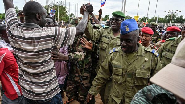 El coronel mayor Amadou Abdramane y el general Mohamed Toumba, del Consejo Nacional para la Salvaguarda de la Patria (CNSP) de Níger, son recibidos por sus partidarios a su llegada al estadio General Seyni Kountche de Niamey, el 6 de agosto de 2023.  - Sputnik Mundo