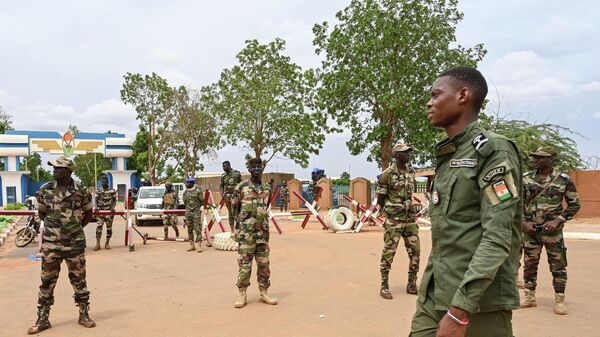 Tropas nigerinas en espera de una manifestación en Niamey cercana a una base aérea francesa - Sputnik Mundo
