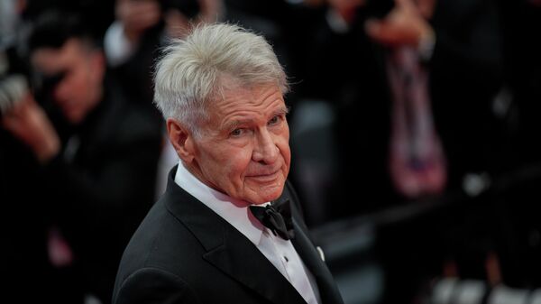 Harrison Ford posa para los fotógrafos a su llegada al estreno de la película 'Indiana Jones y el dial del destino', Cannes, sur de Francia, jueves 18 de mayo de 2023 - Sputnik Mundo
