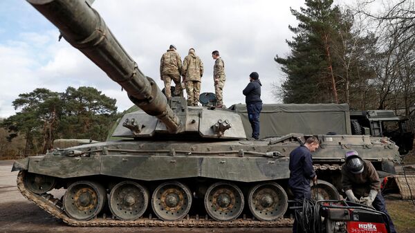 Soldados trabajan sobre un tanque Challenger 2 en Hampshire, el 14 de marzo de 2022.  - Sputnik Mundo
