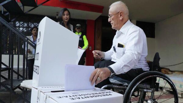 Un hombre vota en marco del programa Voto en casa en Ecuador - Sputnik Mundo