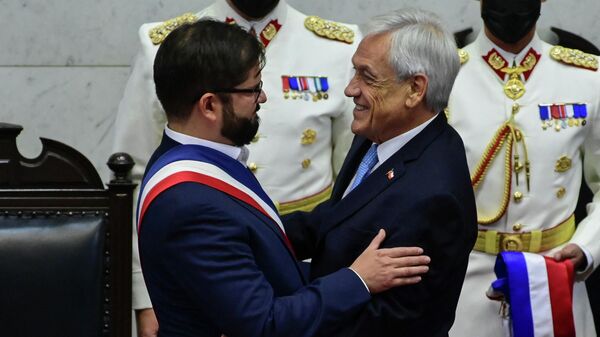 Gabriel Boric toma la presidencia de manos de Sesbtián Piñera (archivo) - Sputnik Mundo