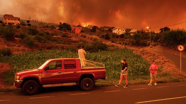 Los residentes intentan llegar a sus casas en el pueblo de Benijos mientras avanza un incendio forestal en Tenerife, España, 19 de agosto de 2023 - Sputnik Mundo