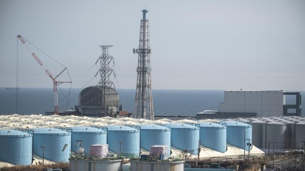 Los reactores de las unidades 3 (L) y 4 (C) y los tanques de almacenamiento de agua contaminada en la central nuclear Fukushima en Okuma - Sputnik Mundo