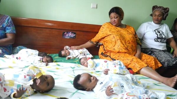 Una mujer de Nigeria da luz a 9 bebés al mismo tiempo - Sputnik Mundo
