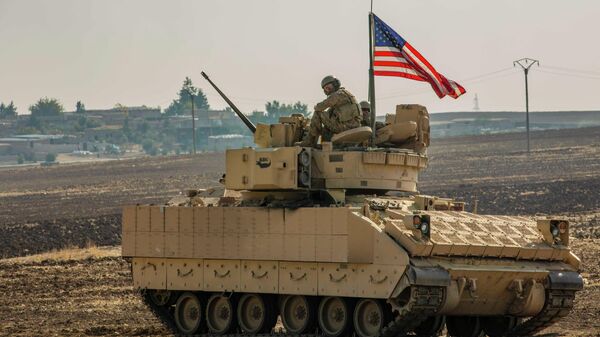 Soldado estadounidense sobre un tanque M2 Bradley en Siria en 2020 - Sputnik Mundo