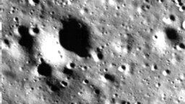 Imágenes de la Luna captadas por el dispositivo indio de exploración durante su arribo al satélite. - Sputnik Mundo