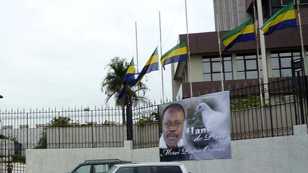 Carteles con el presidente de Gabón, Ali Bongo Ondimba, y banderas de Gabón (archivo) - Sputnik Mundo