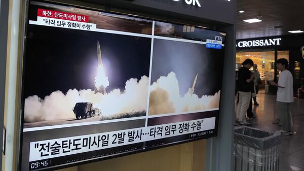 Corea del Norte lanza un misil (archivo)  - Sputnik Mundo