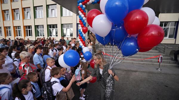 Comienzo del nuevo año escolar en las escuelas rusas - Sputnik Mundo