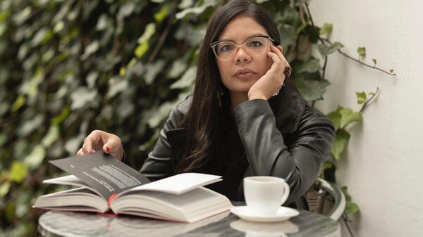 La periodista colombiana Laura Ardila  - Sputnik Mundo