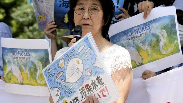 Una manifestante pronuncia un discurso durante una concentración contra el vertido de agua radiactiva tratada de la central nuclear dañada de Fukushima, el 25 de agosto de 2023 - Sputnik Mundo