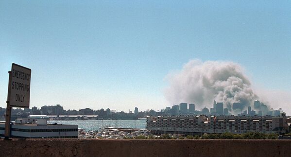 El humo se eleva desde el World Trade Center el 11 de septiembre de 2001. - Sputnik Mundo